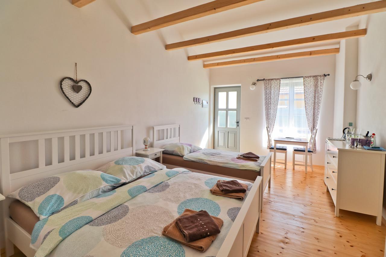 La Bobul Apartments Drnholec 외부 사진